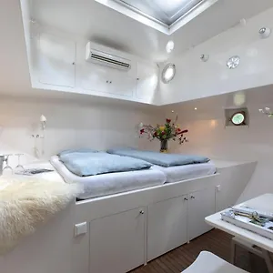 https://houseboat-volle-maan.amsterdamhotelsnl.com